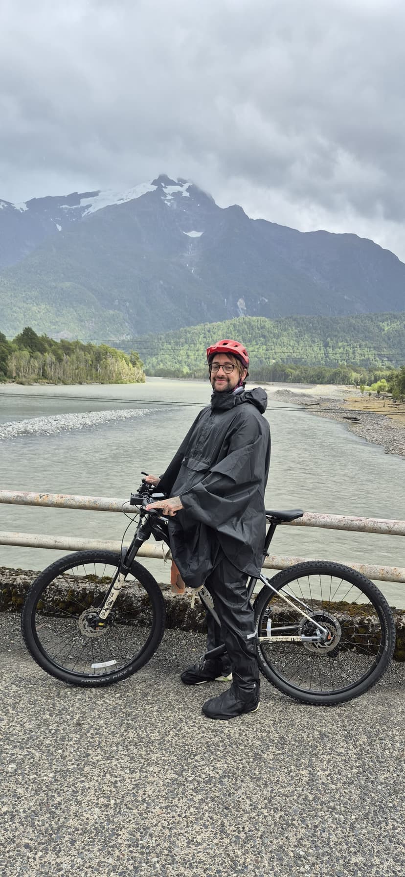 A photo of Sérgio Júnior riding a bike in Chile.