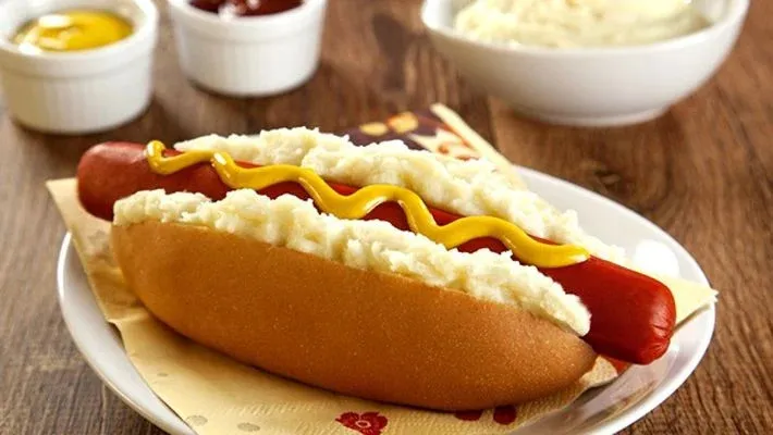 Hot dog num prato com mostarda e pure de batata
